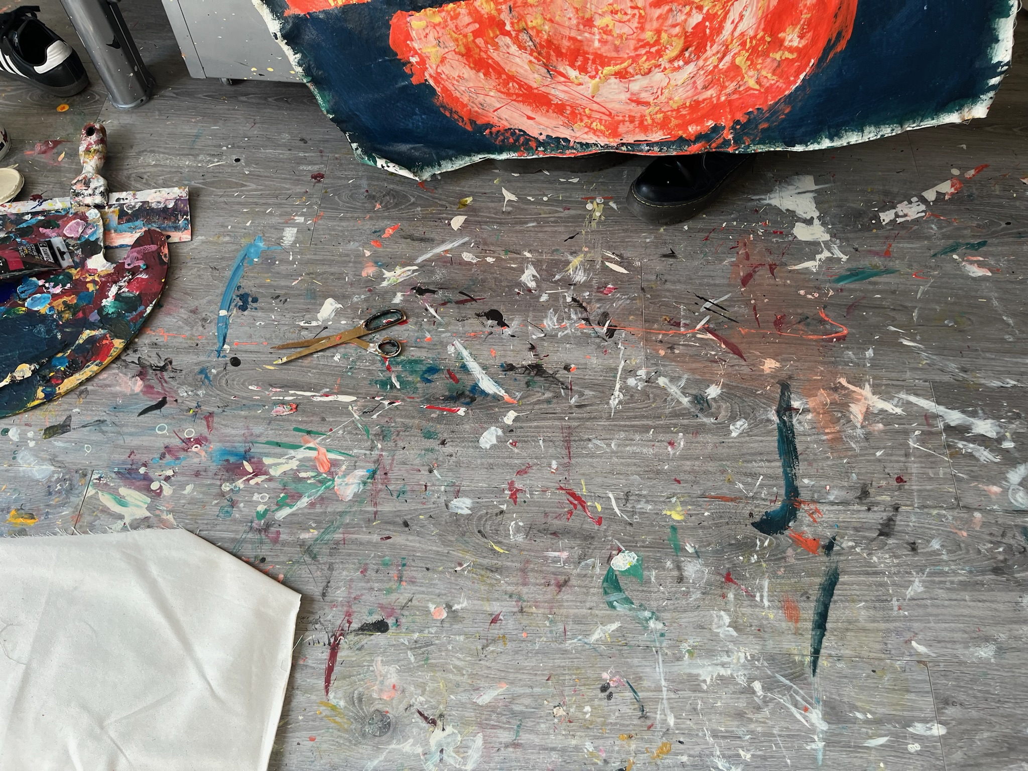 Dynamic abstract expressionism with bold contrasts