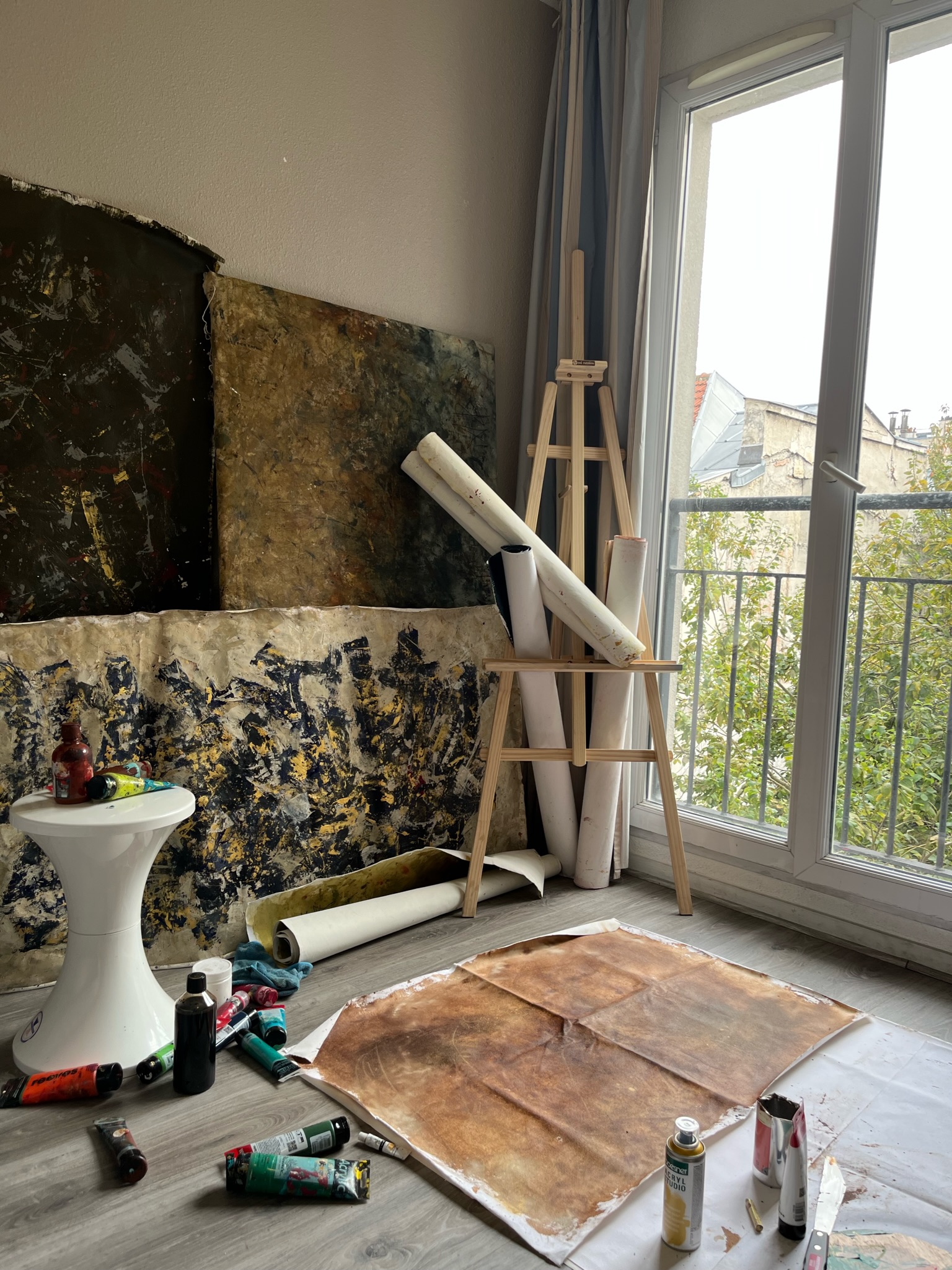 Flowing abstract composition with radiant highlights